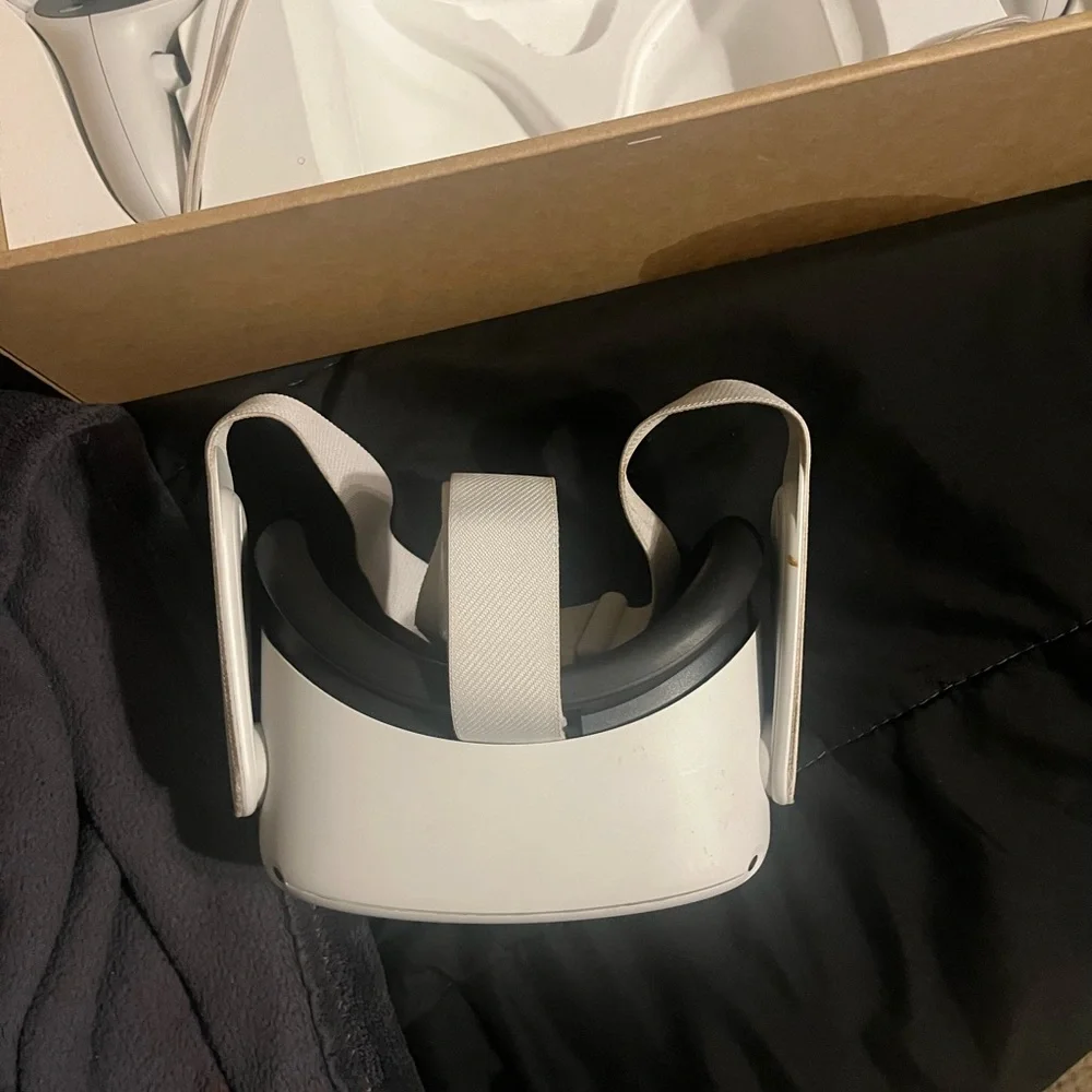 Oculus White VR Headset and Controllers